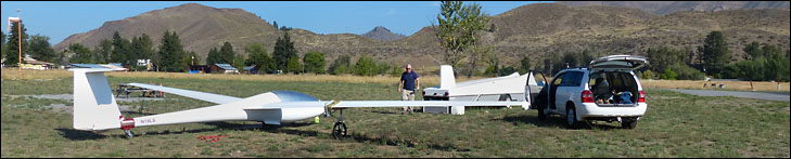 photo of pilot preparing sailplane on the ground